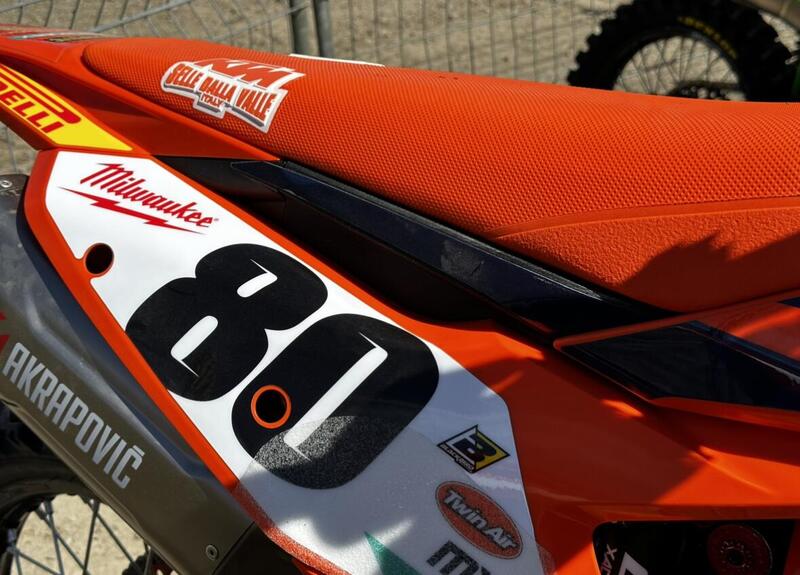 Tutte le 250 austriache utilizzano una cassa filtro chiusa. Troppa aria? Mah. Dovreste vedere il &quot;sottosella&quot;. Cosa ci ha colpito di pi&ugrave;? La batteria. Inspiegabile. No photo please