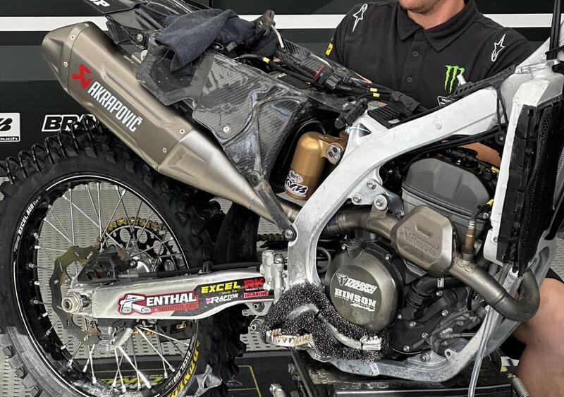 Il telaietto in carbonio... era parecchio tempo che una squadra ufficiale non adottava tale soluzione. Da notare anche il &quot;vano sottosella&quot; completamente diverso