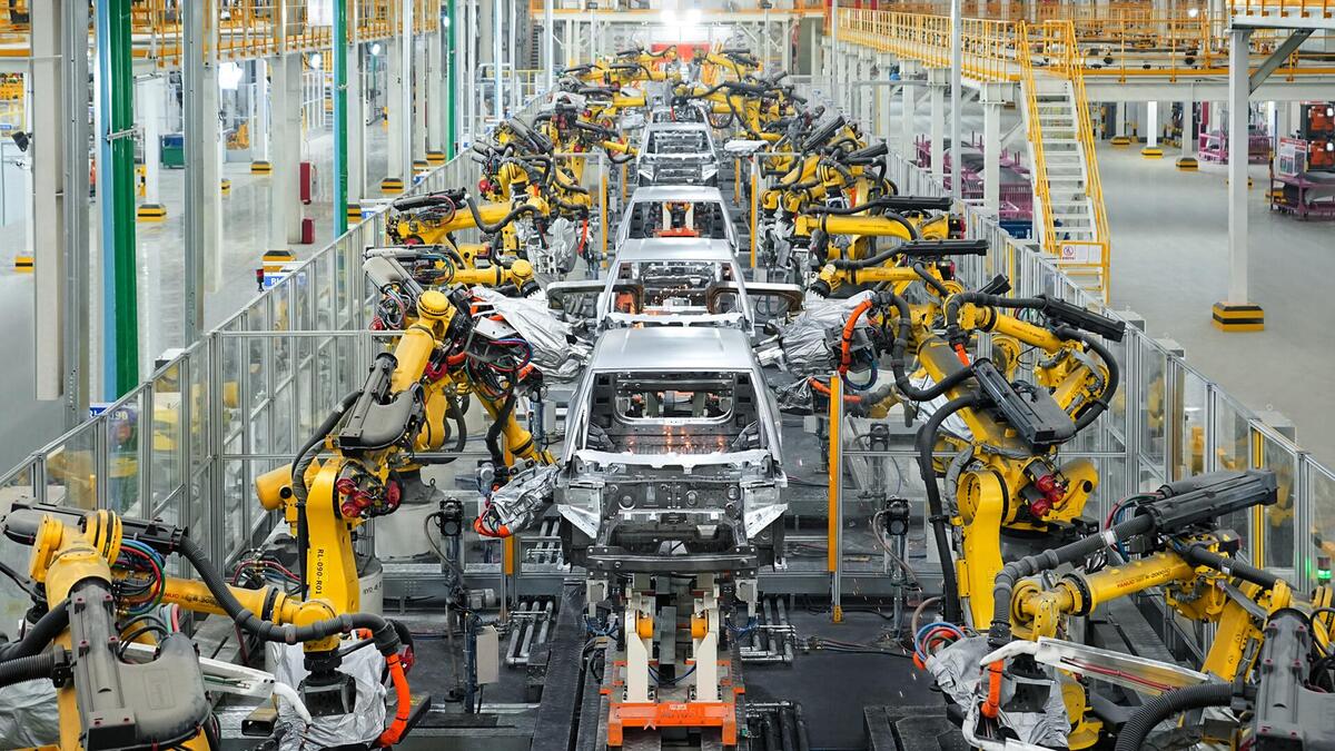 Cina, per la prima volta l’industria dell’auto elettrica investe più all’estero che in patria
