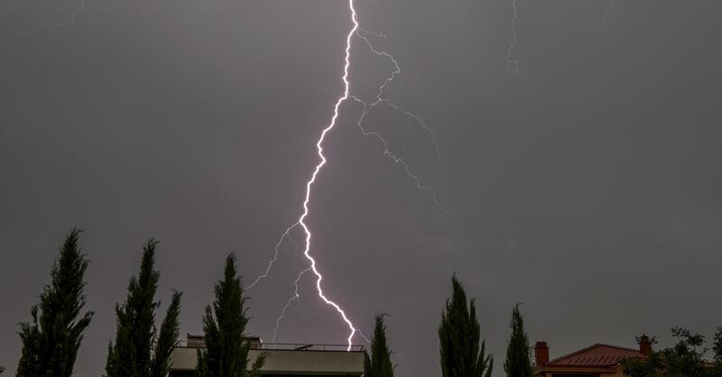 Motociclista colpito da un fulmine in Salento: finisce fuori strada e muore. La dinamica assurda della tragedia