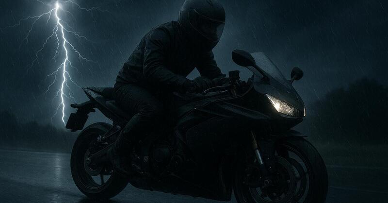 Fulmini e moto: la scienza spiega perch&eacute; guidare con il temporale &egrave; pericoloso