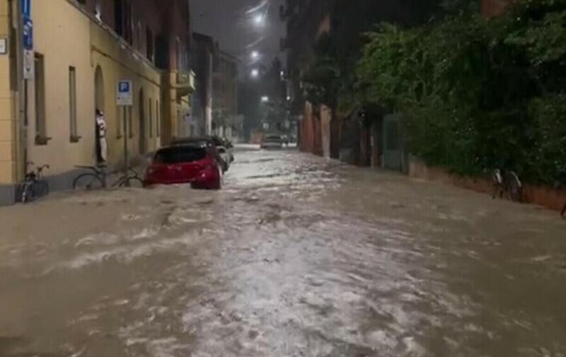 Maltempo in Italia: due auto travolte da un torrente a Enna, un disperso. Rovesci e crollo termico al Nord, ecco le regioni in allerta 