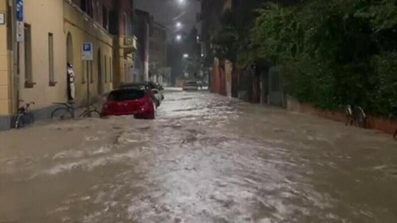 Maltempo in Italia: due auto travolte da un torrente a Enna, un disperso. Rovesci e crollo termico al Nord, ecco le regioni in allerta 