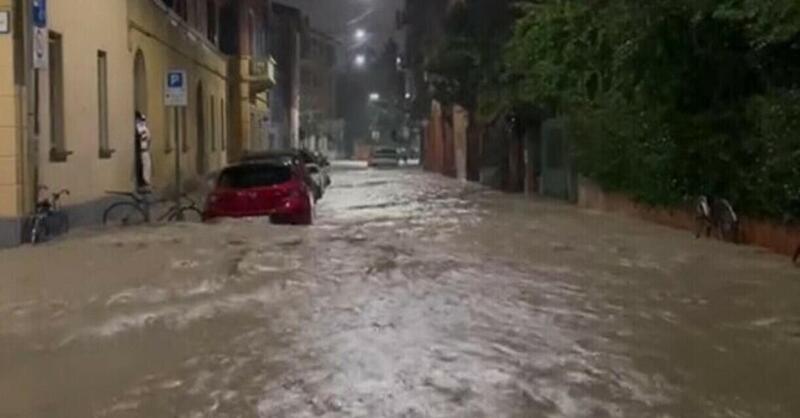 Maltempo in Italia: due auto travolte da un torrente a Enna, un disperso. Rovesci e crollo termico al Nord, ecco le regioni in allerta 