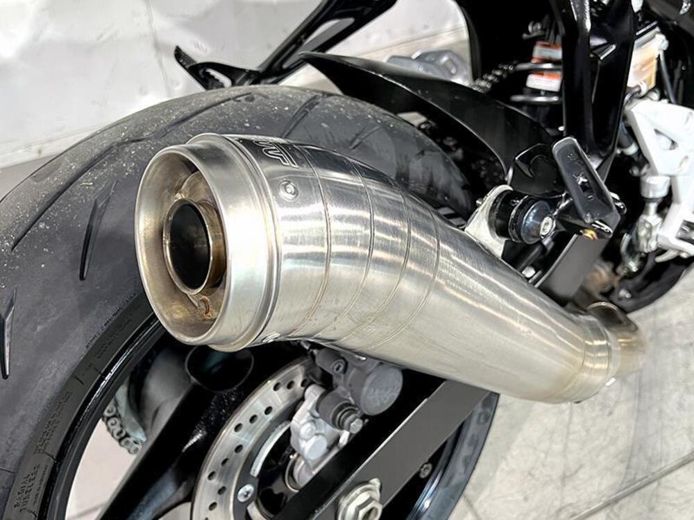 Suzuki GSR 750 (2010 - 15) (3)