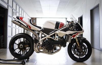 Ducati 748: se gareggiasse oggi sarebbe cos&igrave;. Da perdere la testa [VIDEO E GALLERY]
