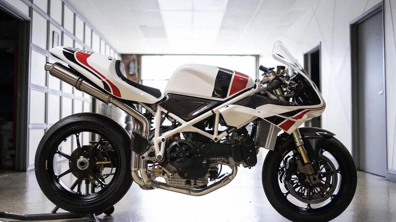 Ducati 748: se gareggiasse oggi sarebbe cos&igrave;. Da perdere la testa [VIDEO E GALLERY]