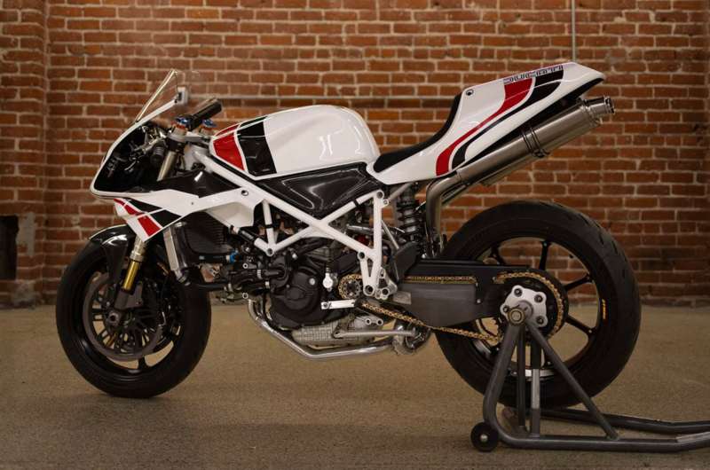 Ducati 748: se gareggiasse oggi sarebbe cos&igrave;. Da perdere la testa [VIDEO E GALLERY]