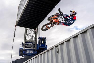 Un backflip tra due camion in movimento. La nuova impresa di Luc Ackermann