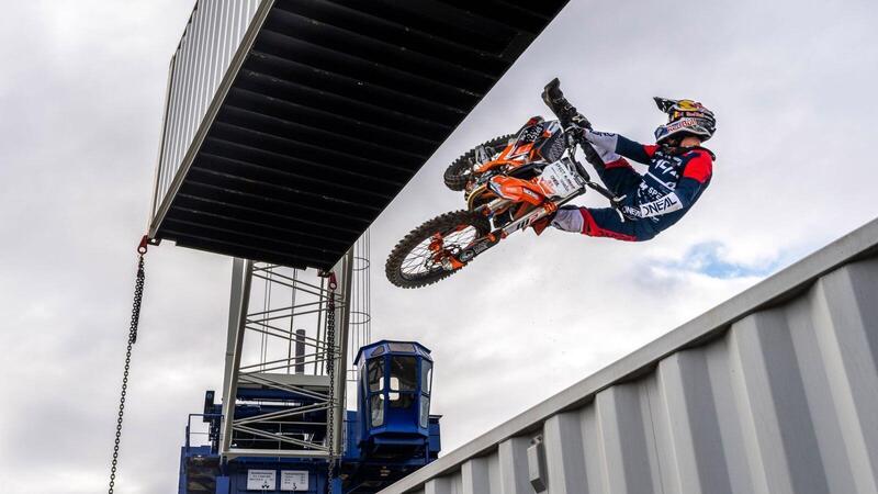 Un backflip tra due camion in movimento. La nuova impresa di Luc Ackermann