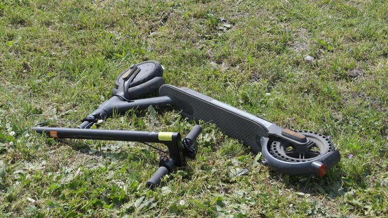 Tragedia nel Bresciano: 64enne cade dal monopattino elettrico e muore annegata in un canale