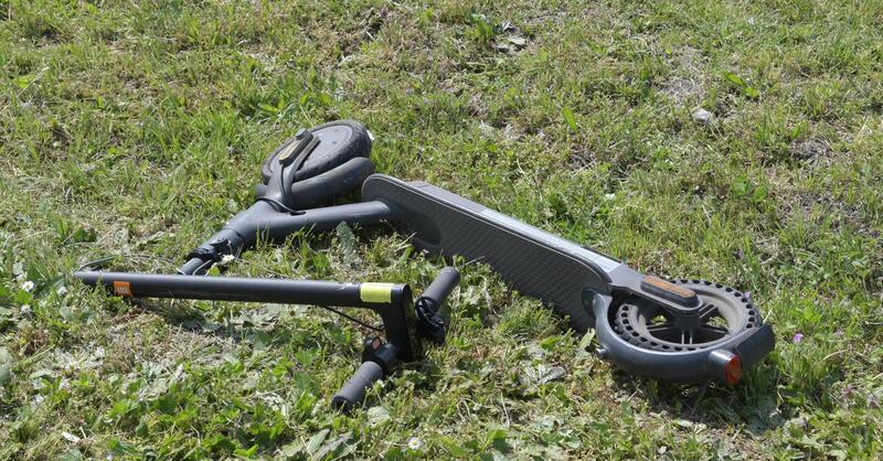 Tragedia nel Bresciano: 64enne cade dal monopattino elettrico e muore annegata in un canale