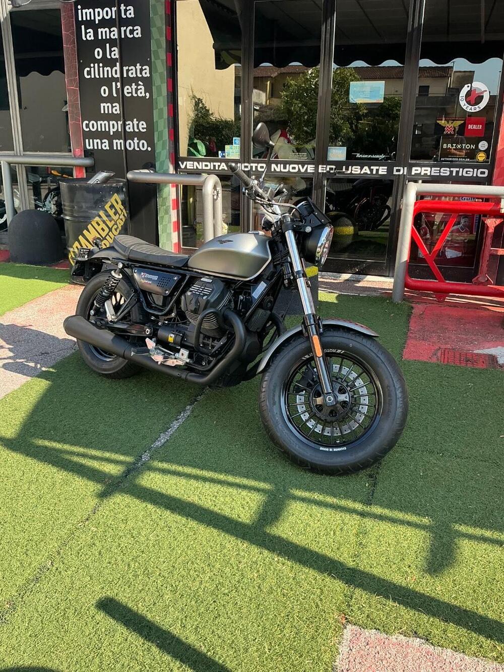 Moto Guzzi V9 Bobber (2016 - 18) (2)
