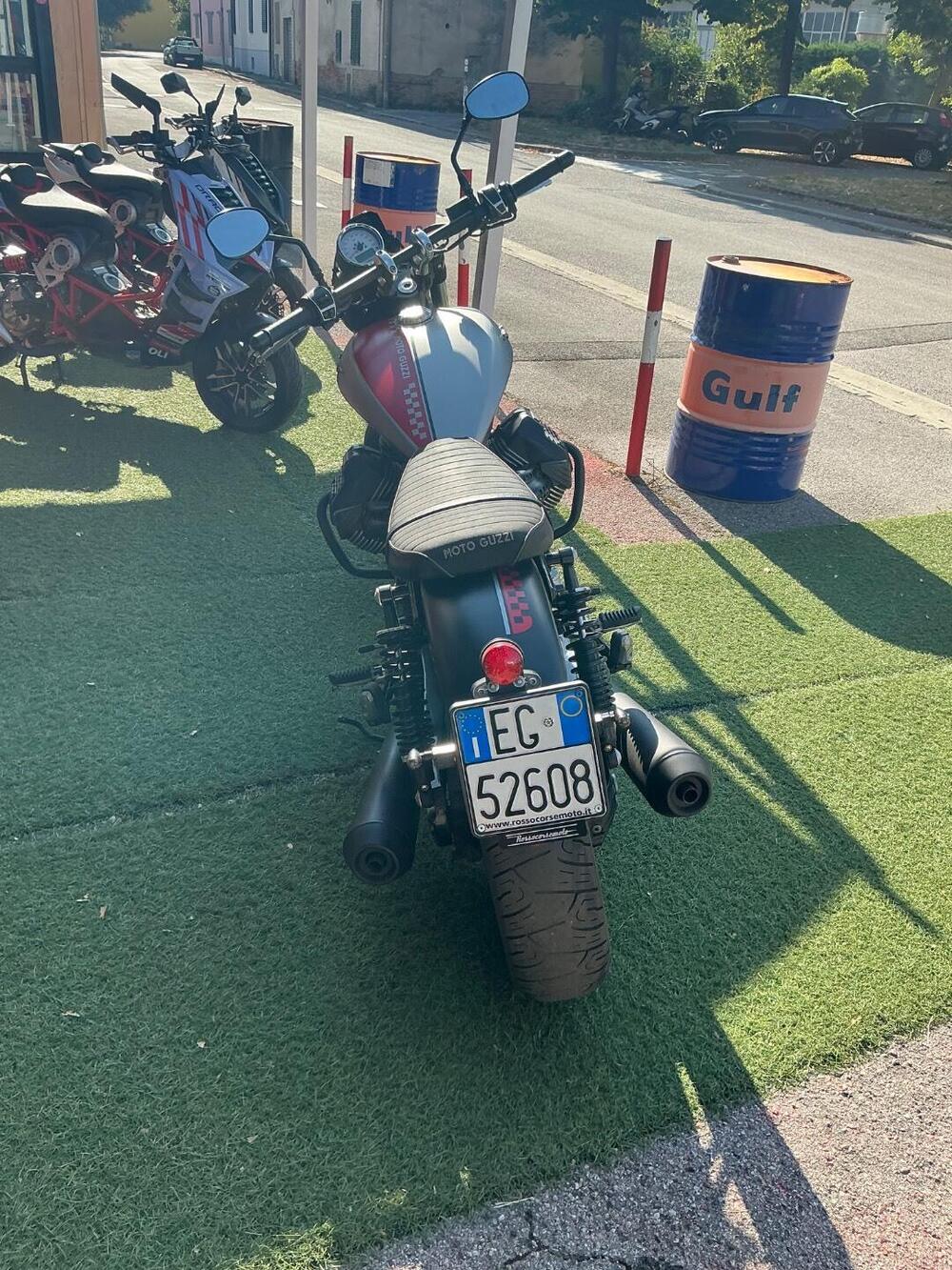 Moto Guzzi V9 Bobber (2016 - 18) (6)