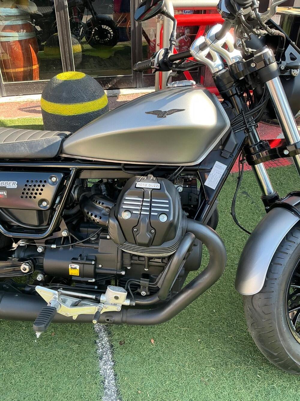 Moto Guzzi V9 Bobber (2016 - 18) (7)