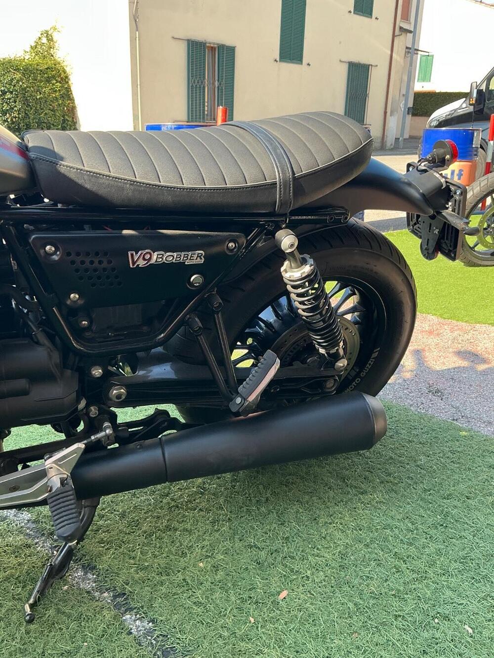Moto Guzzi V9 Bobber (2016 - 18) (10)