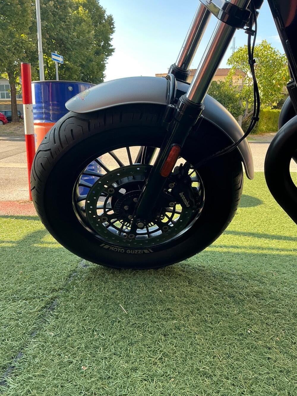 Moto Guzzi V9 Bobber (2016 - 18) (11)