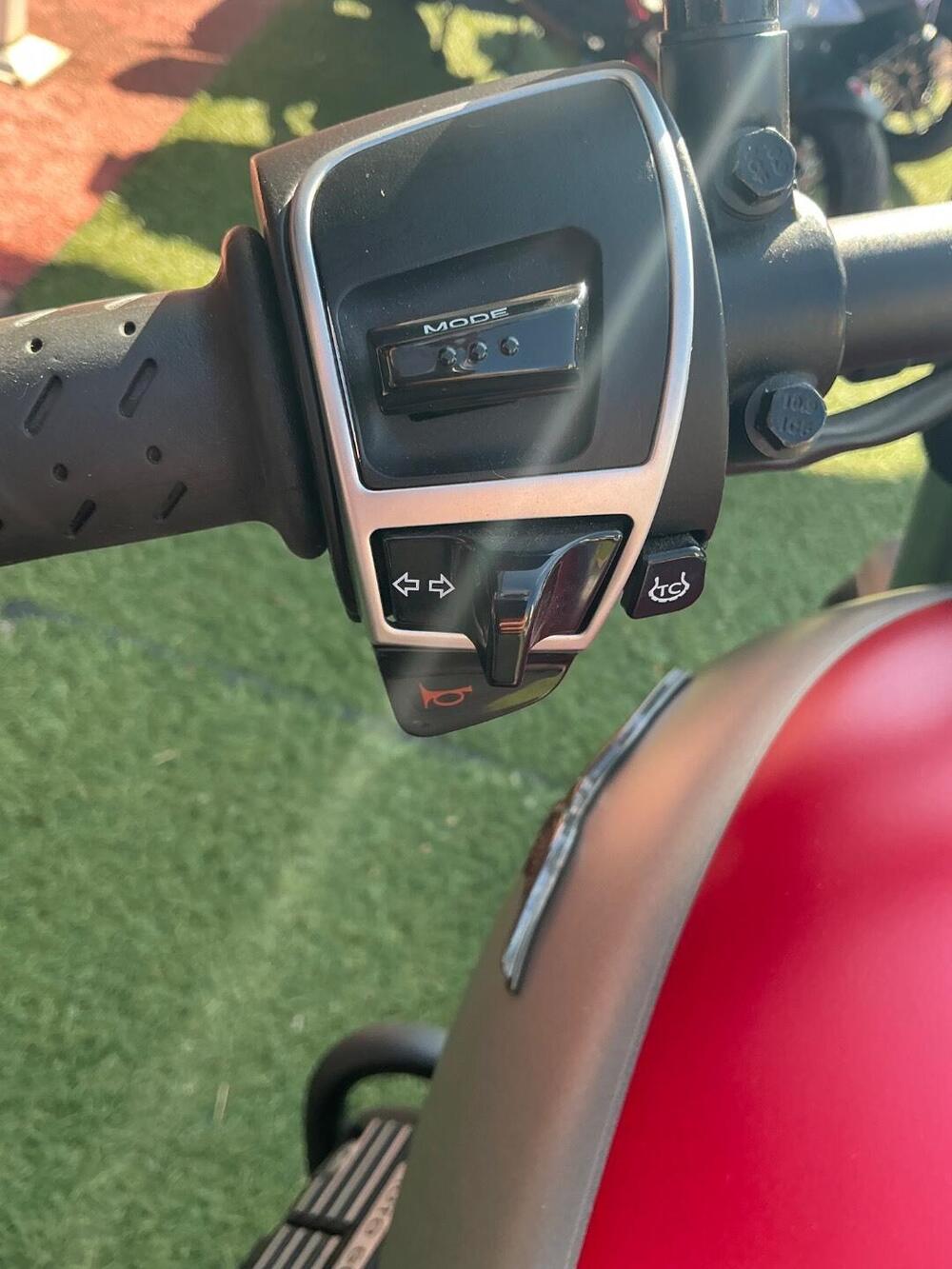 Moto Guzzi V9 Bobber (2016 - 18) (14)