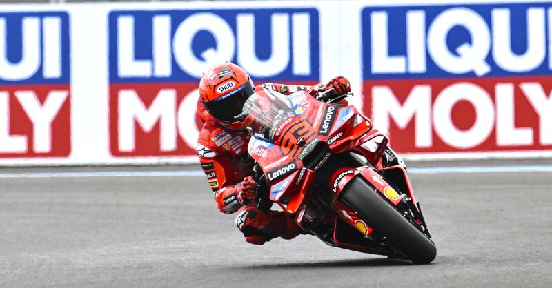 MotoGP 2025. GP di Ungheria. La forza tranquilla di Marc Marquez, che vince la Sprint. Podio per i due VR46 [RISULTATI]