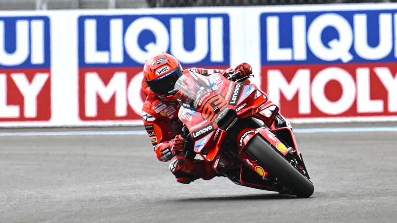 MotoGP 2025. GP di Ungheria. La forza tranquilla di Marc Marquez, che vince la Sprint. Podio per i due VR46 [RISULTATI]