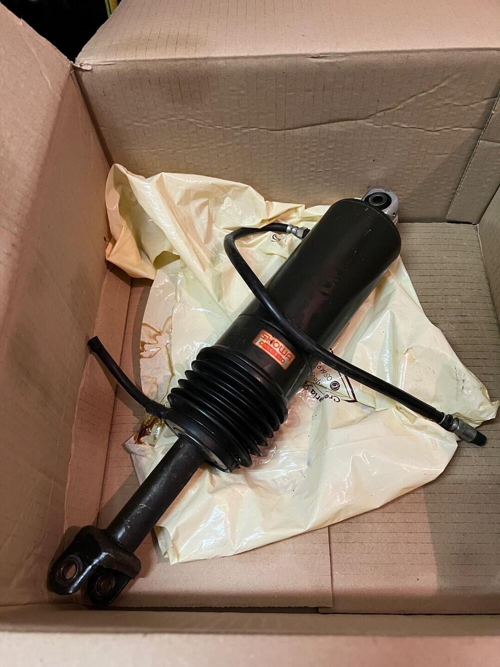 Ammortizzatore posteriore Honda VF1000F Showa (2)