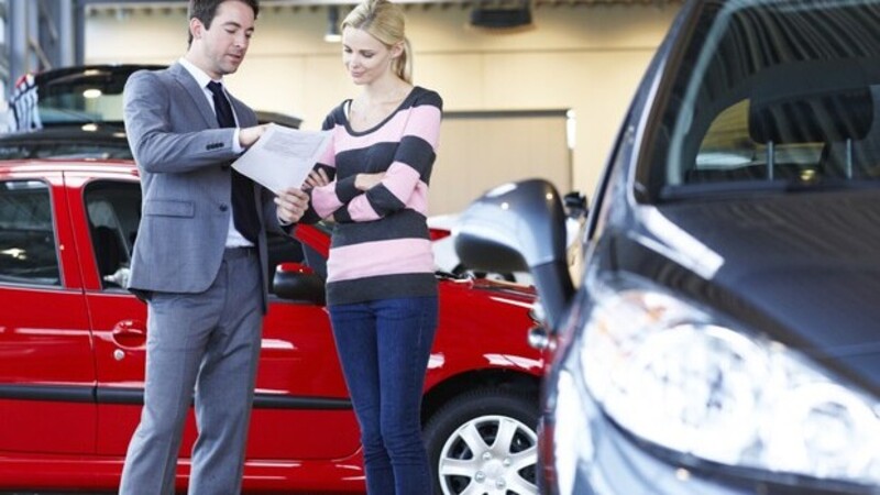 Compra un&rsquo;auto, ma blocca il bonifico da 30 mila euro: denunciato 25enne per truffa