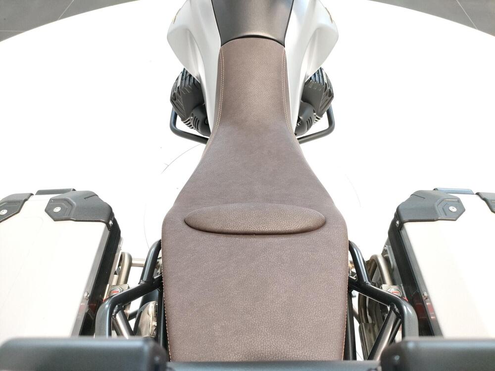 Moto Guzzi V85 TT Centenario (2021 - 22) (18)