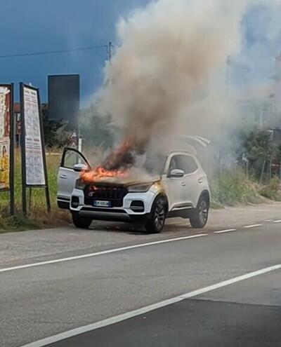Auto in fiamme a Cesena: una DR 5.0 va a fuoco in strada, il video diventa virale