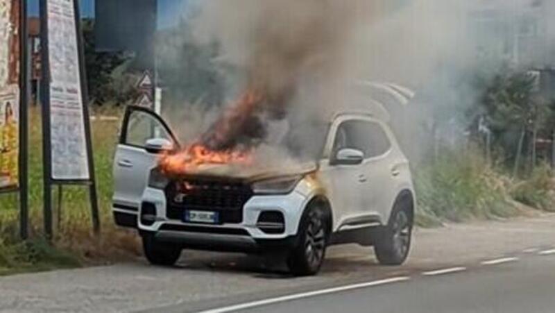 Auto in fiamme a Cesena: una DR 5.0 va a fuoco in strada, il video diventa virale