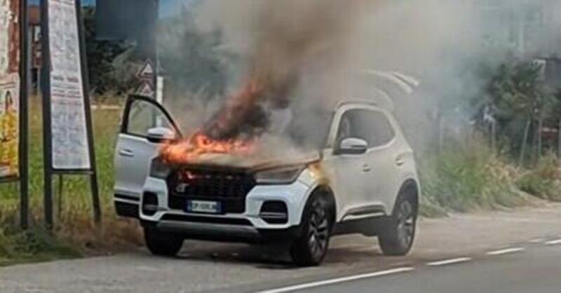 Auto in fiamme a Cesena: una DR 5.0 va a fuoco in strada, il video diventa virale