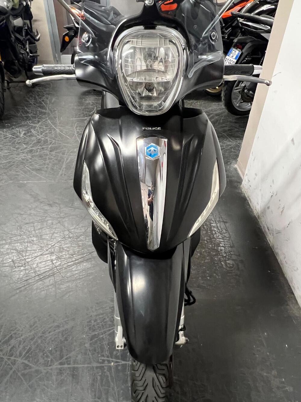 Piaggio Beverly 300 i.e. Police ABS-ASR (2017 - 20) (3)