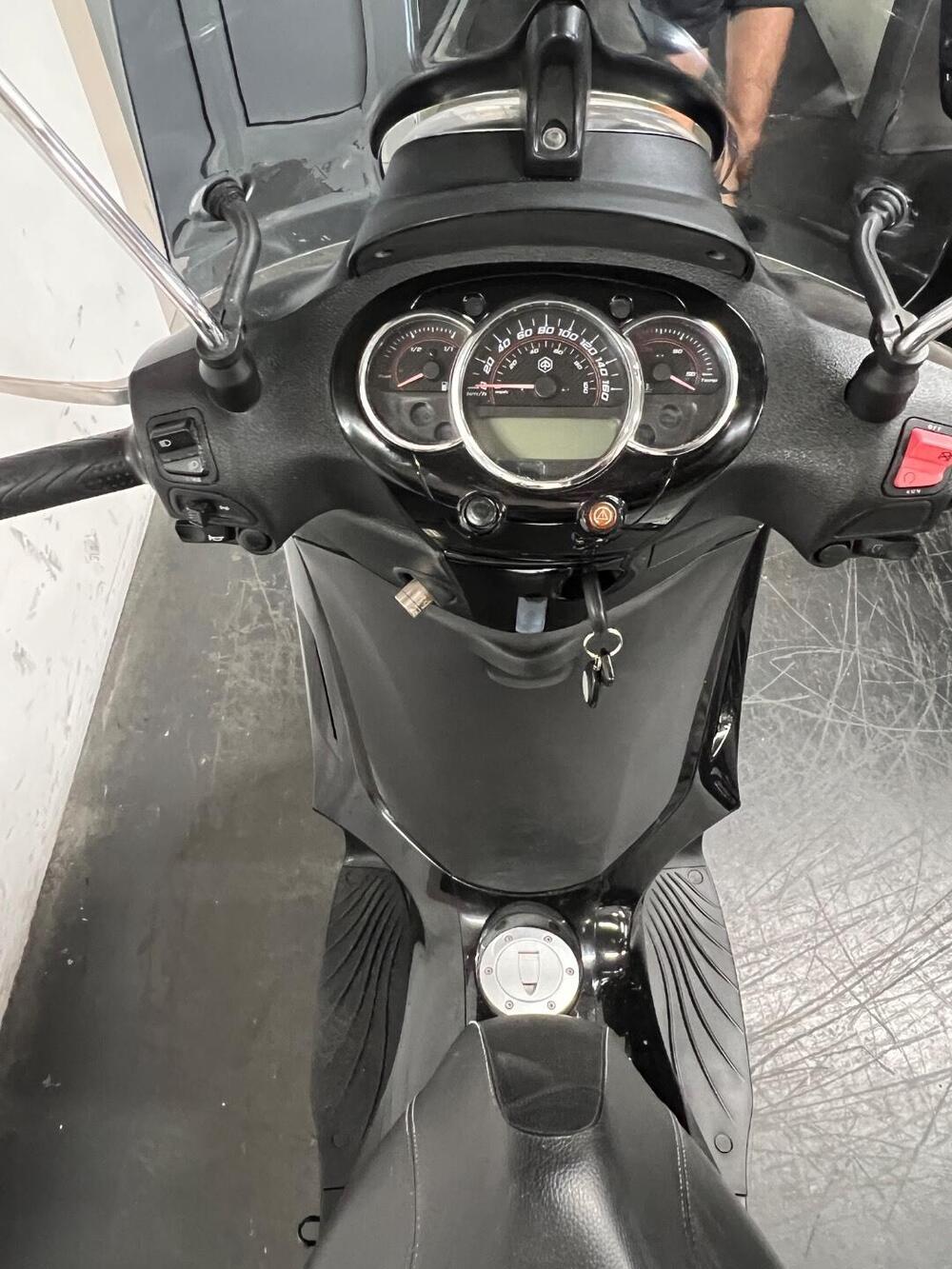 Piaggio Beverly 300 i.e. Police ABS-ASR (2017 - 20) (8)