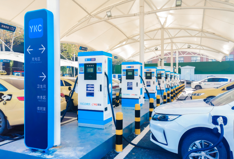 Parcheggio con colonnine in Cina
