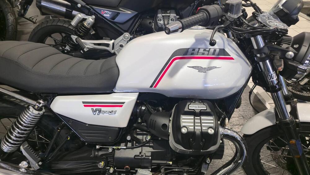Moto Guzzi V7 Special (2025 - 26) (2)