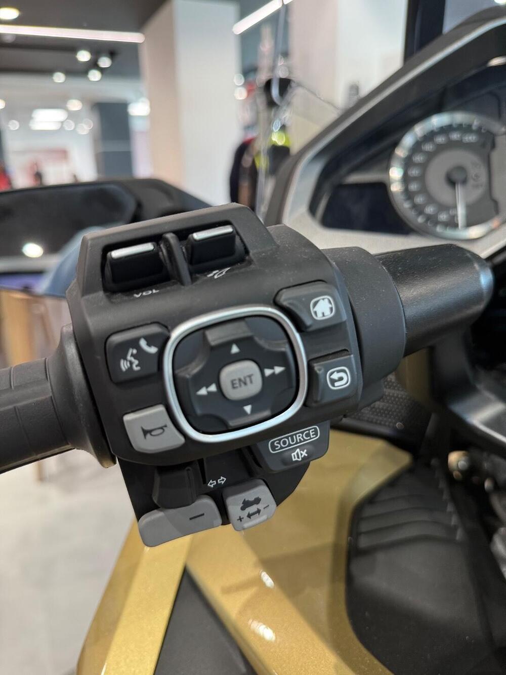 Honda GL 1800 Gold Wing Tour 50° Anniversario (2025 - 26) (6)