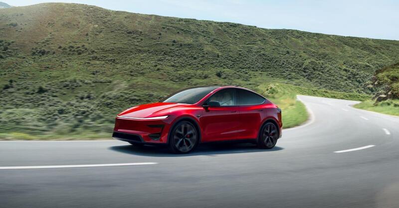 Nuova Tesla Model Y Performance: dal N&uuml;rburgring alle strade europee, la SUV elettrica &egrave; ancor pi&ugrave; potente | Caratteristiche e prezzi
