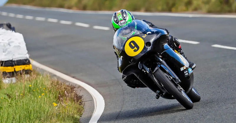 Classic TT 2025: la Historic Senior va a Browne! McGuinness si ritira per una foratura 