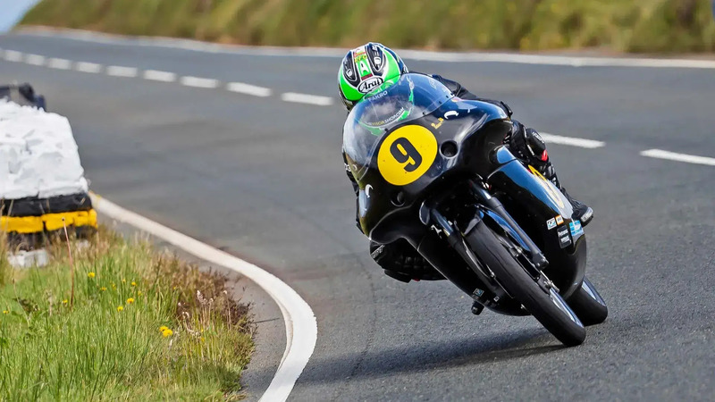 Classic TT 2025: la Historic Senior va a Browne! McGuinness si ritira per una foratura 