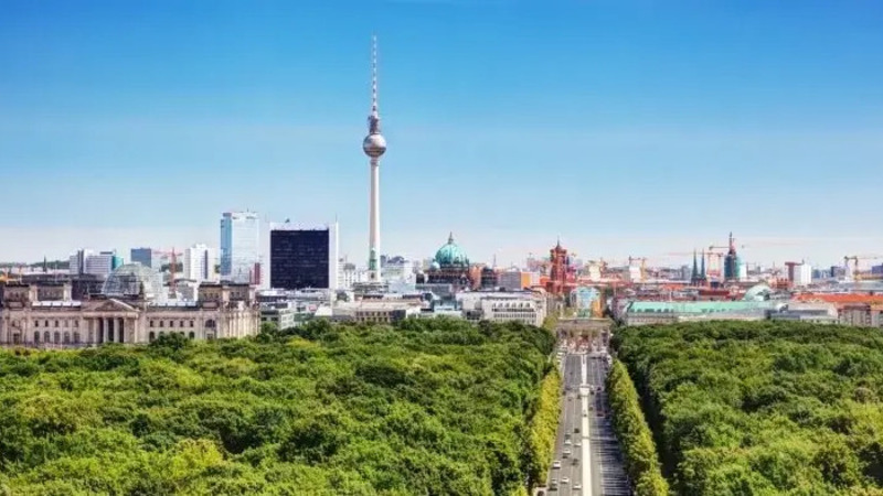Berlino inaugura l&rsquo;autostrada urbana A100: un&rsquo;opera da 721 milioni, ma in controtendenza rispetto alle altre capitali europee che vietano le auto