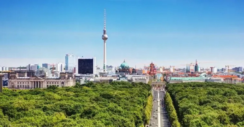 Berlino inaugura l&rsquo;autostrada urbana A100: un&rsquo;opera da 721 milioni, ma in controtendenza rispetto alle altre capitali europee che vietano le auto