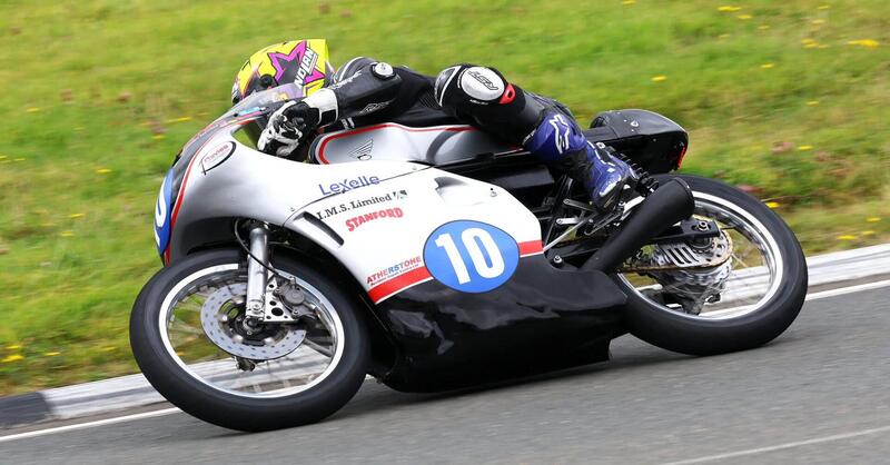 Classic TT 2025: Jordan vince la Historic Junior, Bottalico &egrave; nono. Il maltempo costringe alla cancellazione della Senior Classic 