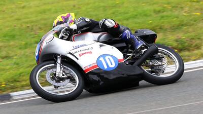 Classic TT 2025: Jordan vince la Historic Junior, Bottalico &egrave; nono. Il maltempo costringe alla cancellazione della Senior Classic 
