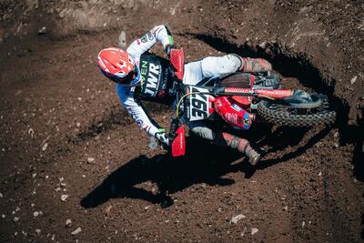 Vi portiamo dietro le quinte del Mondiale MXGP e vi facciamo scoprire tutti i segreti di un weekend di gara [VIDEO]