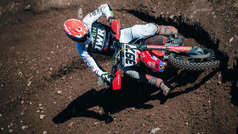 Vi portiamo dietro le quinte del Mondiale MXGP e vi facciamo scoprire tutti i segreti di un weekend di gara [VIDEO]