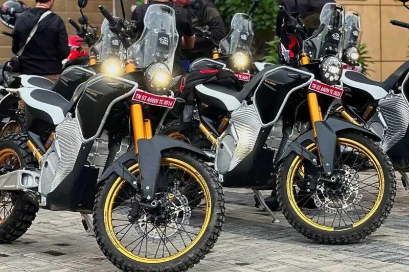 Himalayan Electric durante i test con Carlos Checa e Ricky Johnson