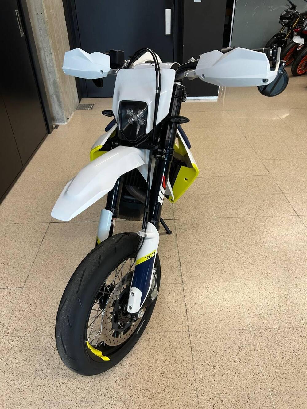 Husqvarna 701 Supermoto (2017 - 19) (3)
