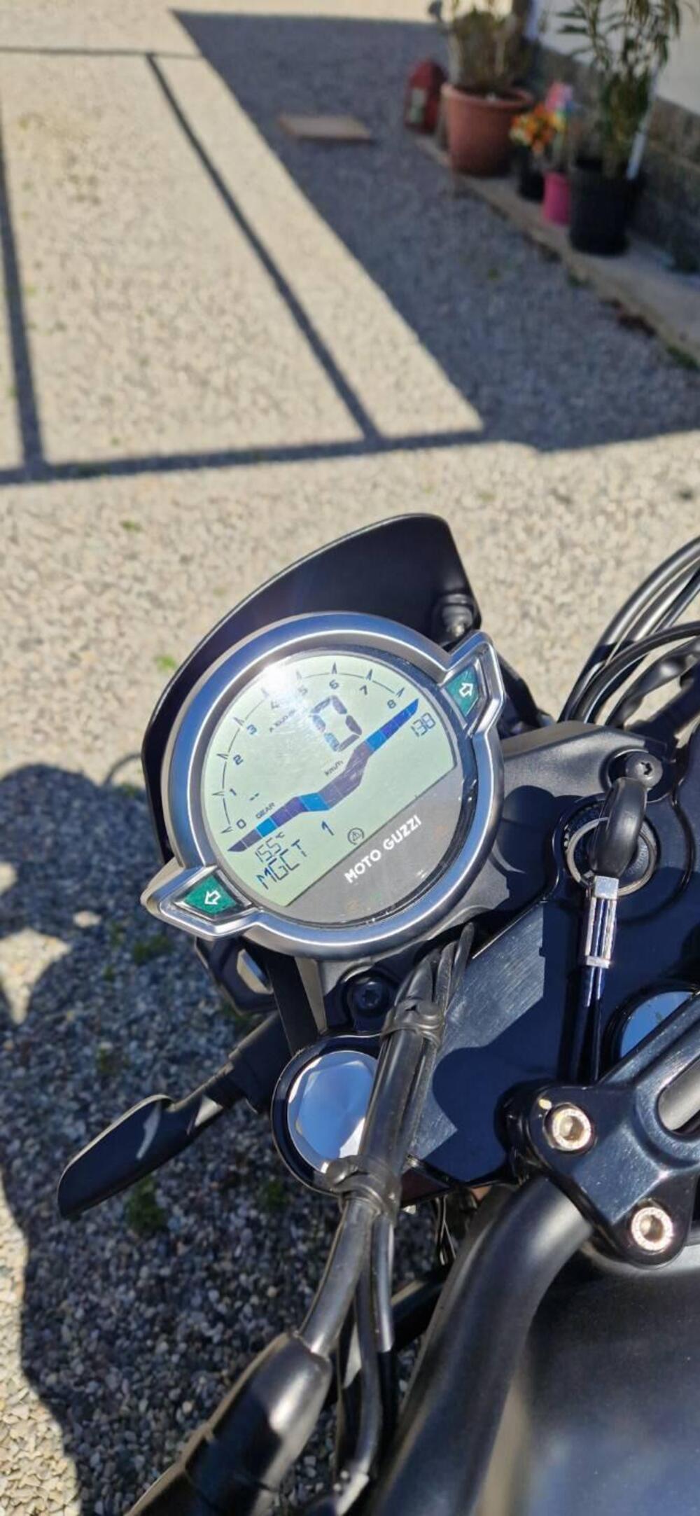 Moto Guzzi V7 Stone Centenario (2021 - 22) (3)