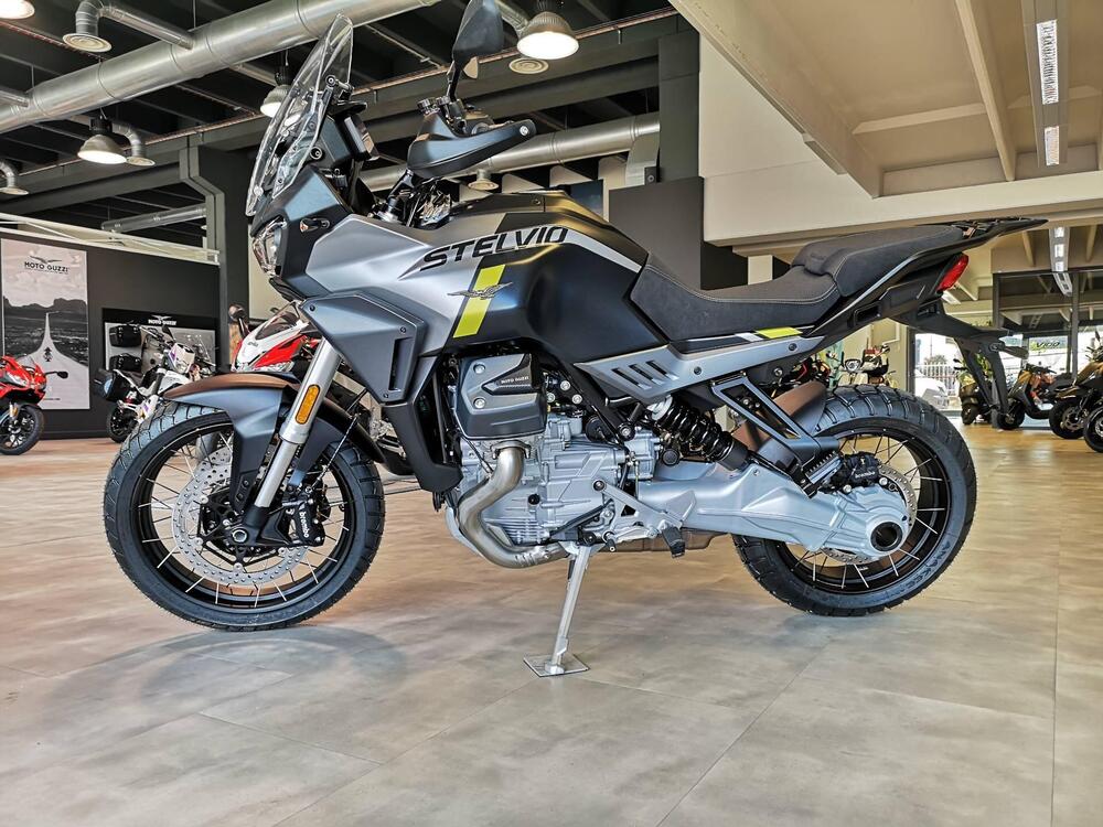 Moto Guzzi Stelvio (2024 - 26) (3)