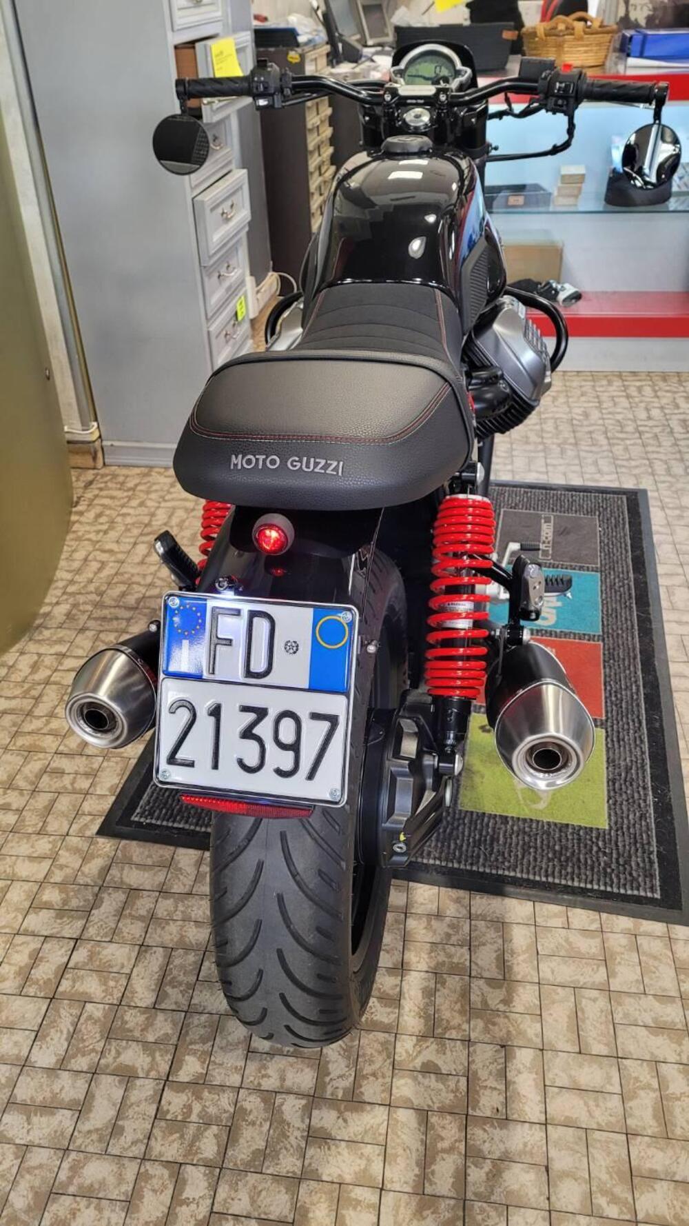 Moto Guzzi V7 Stone Special Edition (2022 - 25) (6)