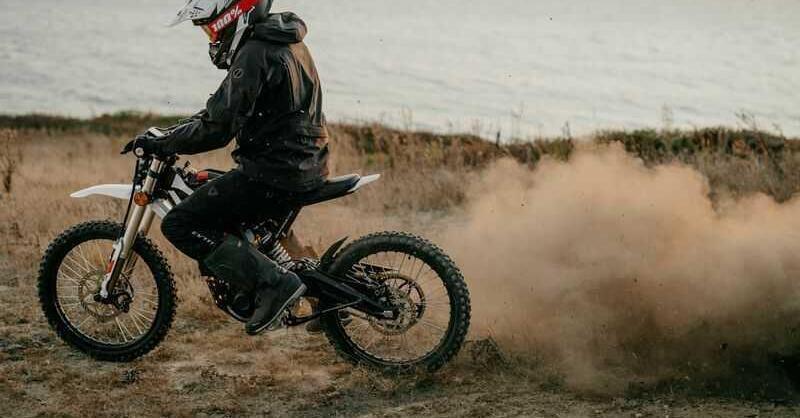 Due ruote elettriche a doppia velocit&agrave; ad agosto: calano gli scooter ma crescono le moto!